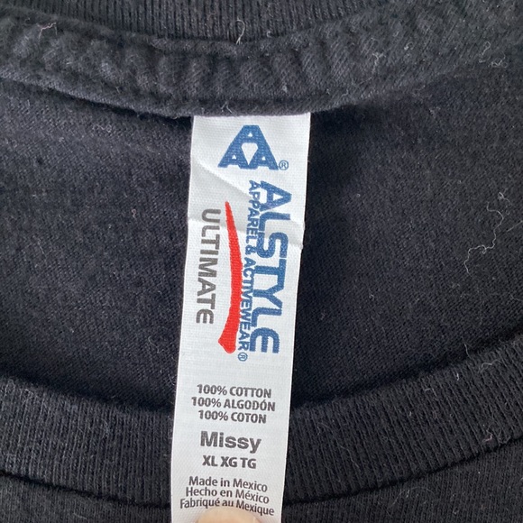 3/$30 🐻 Mama bear t-shirt - Picture 3 of 3